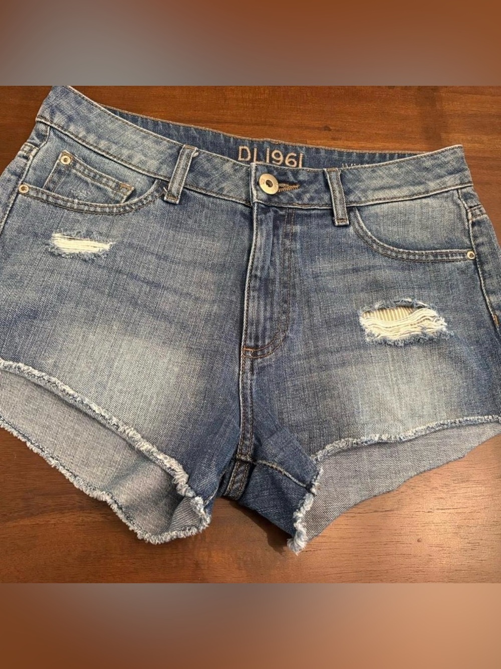 DL1961 retail $128 Ivy High Rise Distressed denim shorts frayed hem Size: 27